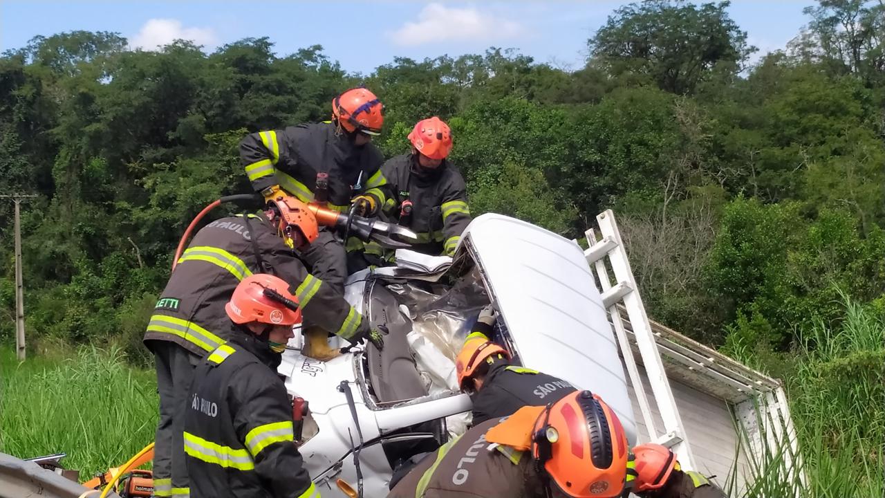Foto 7 de 8 — Passageiro fica preso nas ferragens após colisão envolvendo quatro veículos na Washington Luís